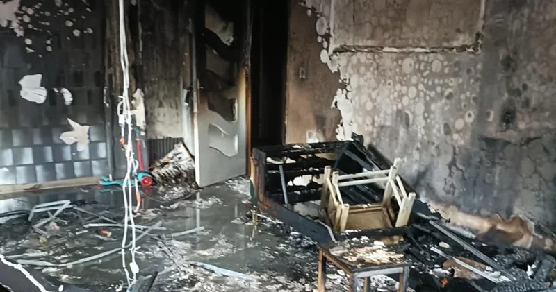 Şarja takılı telefon bomba gibi patladı! 8 kişi dumandan etkilendi