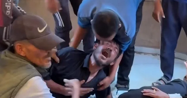Refah ta yürek yakan görüntüler: Gazzeli babanın İsrail in katlettiği küçük oğluna vedası böyle görüntülendi VİDEO İZLE