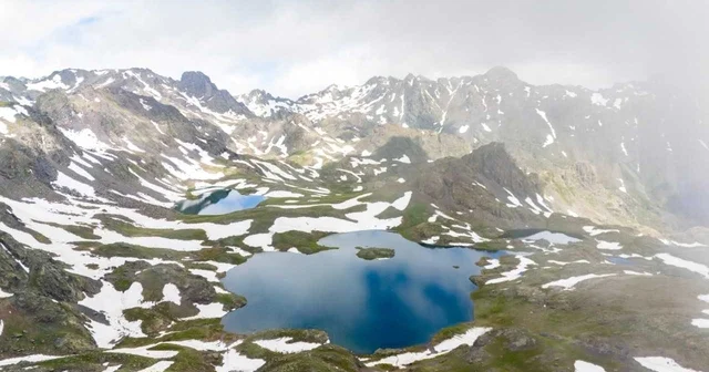 Erzurum da 3 bin 200 rakımdaki Yedigöller de kar ve yaz bir arada Erzurum Haberleri