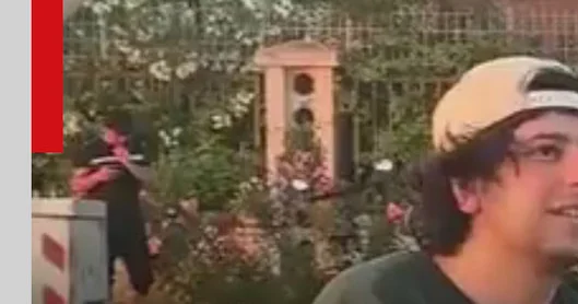 Satranç oynayanları kaldırmaya çalıştı 2