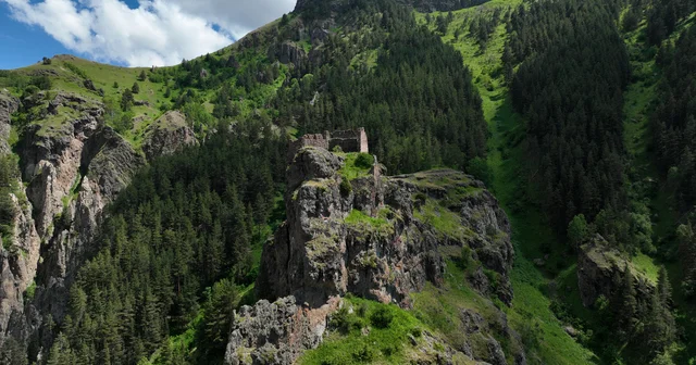 Erzurum da sarp kayalık üzerindeki tescilli Hırçer Kalesi yüzyıllardır ayakta Erzurum Haberleri