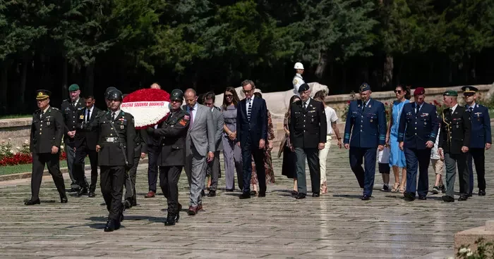 Belçika Savunma Bakanı Francken, Anıtkabir i ziyaret etti
