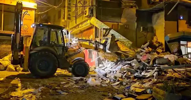 Beyoğlu nda patlama sonrası yıkılan 3 katlı binanın enkazı kaldırılıyor
