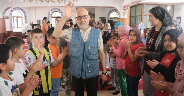 Çocuklardan camilerin 30 yıldır gönüllü temizliğini yapan Dursun Kaçan a çiçekli ve alkışlı karşılama Kayseri Haberleri