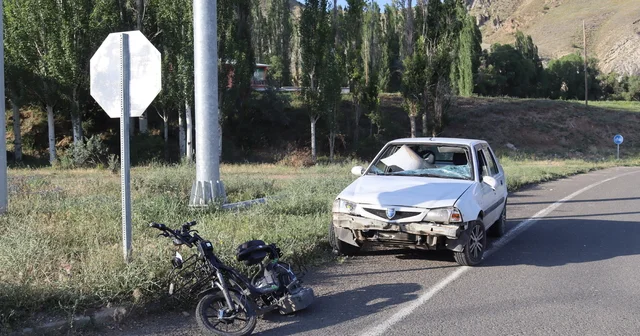 Erzurum da otomobil ile elektrikli bisiklet çarpıştı, 2 si ağır 3 kişi yaralandı Erzurum Haberleri