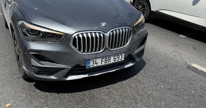 İBB ye ait kamyonetten düşen çöp torbası 5 aracın kaza yapmasına neden oldu