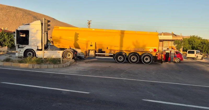 Motosiklet tankerle çarpıştı: 84 yaşındaki sürücü öldü
