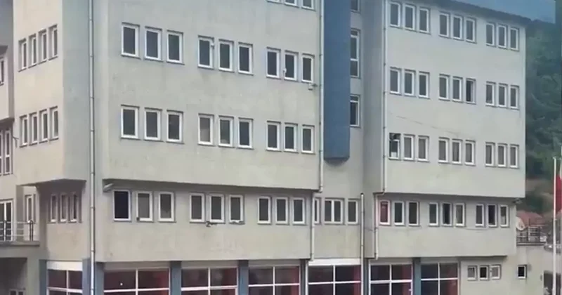 Devasa muhtarlık binasını gören vatandaş şaşıp kaldı