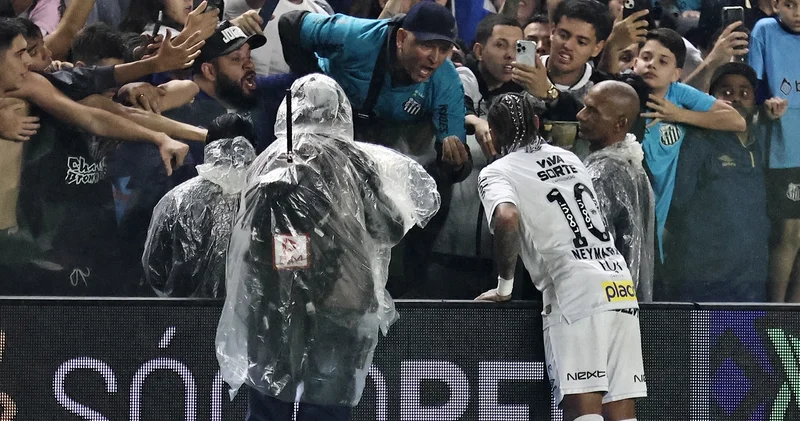 Ortalık karıştı, Neymar kendisiyle tartışan taraftarı kavgaya çağırdı