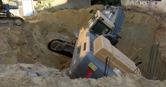 Bayrampaşa’da kepçe kazılan temele düştü