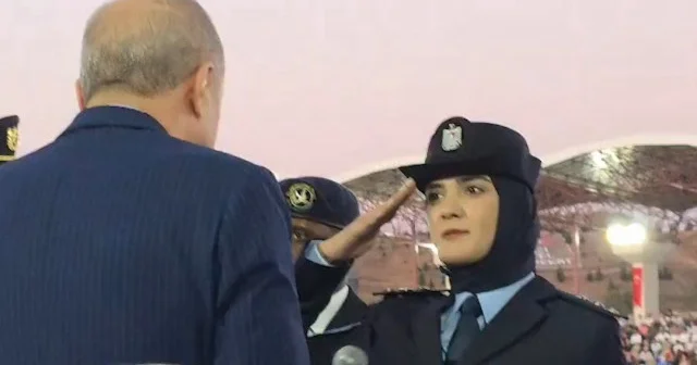 Cumhurbaşkanı Erdoğan Filistinli öğrenciyle diplomasını takdim etti VİDEO İZLE