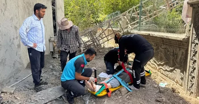 Adıyaman da çöken iskelenin altında kalan işçi yaralandı