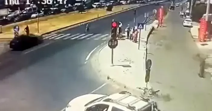 Yaya geçidinde otomobilin çarptığı yaya ağır yaralandı