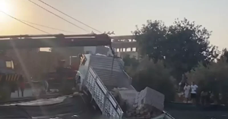 Mersin de korkutan kaza: Freni patladı, sulama kanalına düştü!