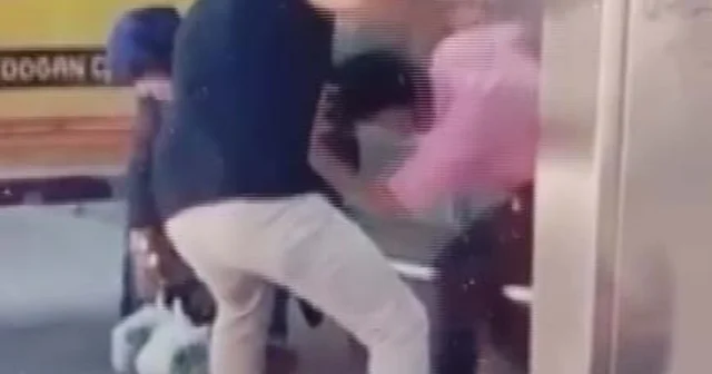Komşusunun kızını otobüs durağında tornavida ile yaraladı; o anlar kamerada Konya Haberleri