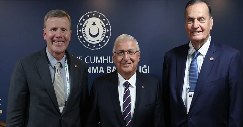 Bakan Güler in IDEF te diplomatik görüşmeleri sürüyor
