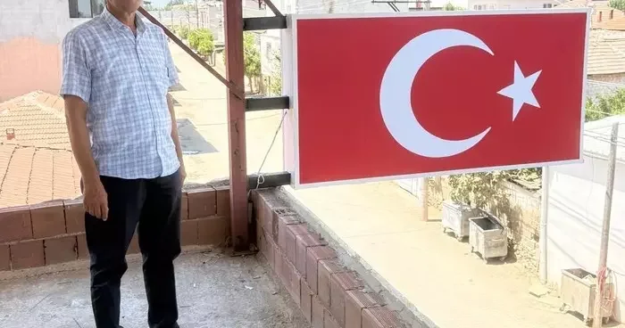 Seçimi kazanınca ilk maaşıyla Türk bayrağı yaptırdı