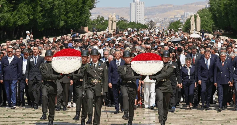 Özel, Lozan yıldönümünde Anıtkabir i ziyaret etti