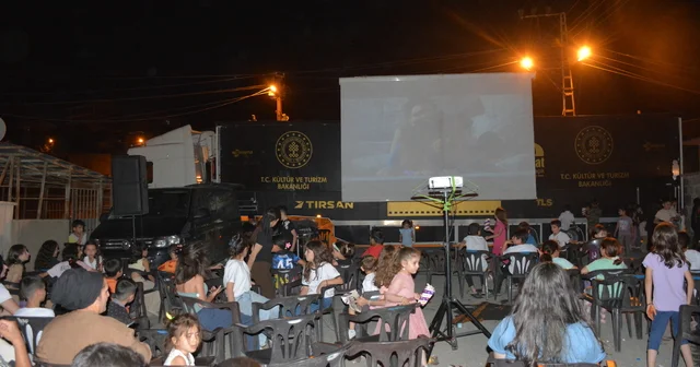 Gezen Sinema Tırı, Hakkari de çocukları sinemayla buluşturdu Hakkari Haberleri
