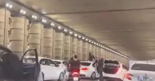 İzmir de alt geçitte yolu kapatan düğün konvoyundaki sürücüye ceza İzmir Haberleri