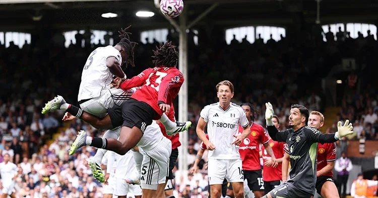 Altay Bayındır lı Manchester United, Fulham a takıldı!