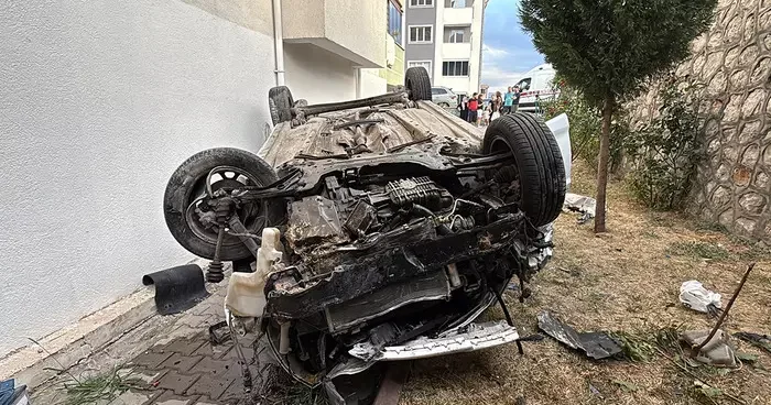 Yer: Karabük! Otomobil apartman bahçesine düştü: Yaralılar var