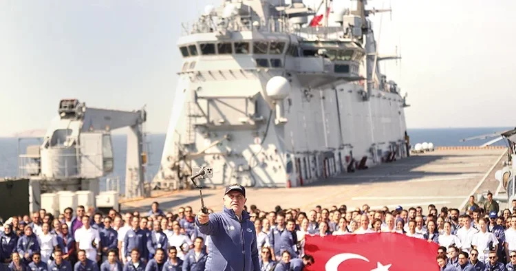 TCG Anadolu, Savarona ve 7 gemiden: Boğaz’a zafer selamı