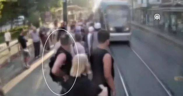 Turistleri hedef alan cepci hırsız anında yakalandı! O anlar kameralara böyle yansıdı