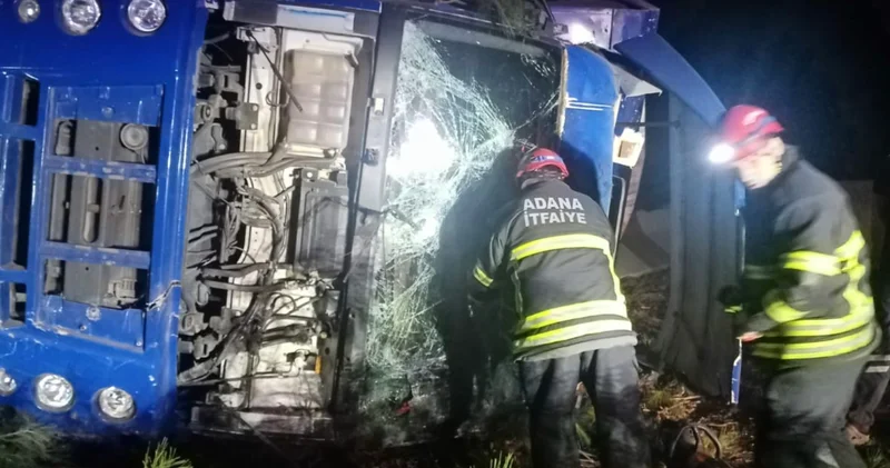 Adana da bariyere çarpan kamyonun sürücüsü hayatını kaybetti