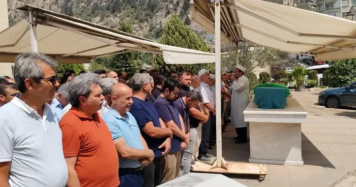 Hatay da otomobil ile çekicinin çarpıştığı kazada ölen 3 kişinin cenazeleri defnedildi