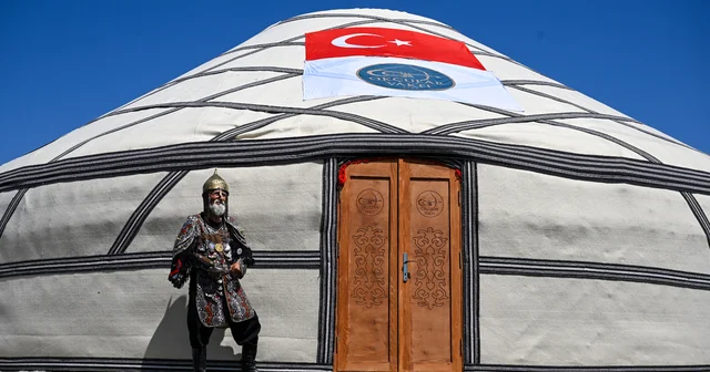 Temsili savaş kıyafetiyle şehirleri dolaşan 71 lik delikanlı , Ahlat ta gençlerin ilgi odağı oldu Van Haberleri