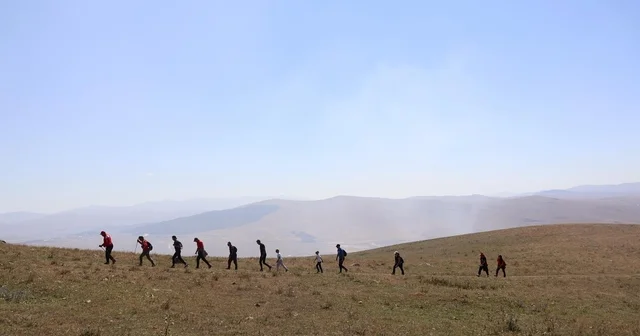 Ardahan da 30 Ağustos Zafer Bayramı dolayısıyla tarihi tabyaya yürüyüş düzenlendi Ardahan Haberleri