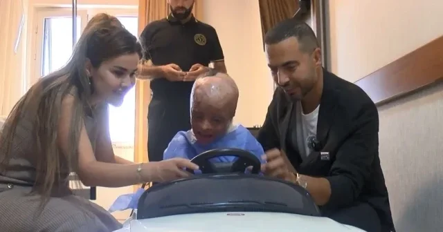 Yanarak tanınmaz hale gelen minik Yusuf akülü arabayla ameliyata ikna edildi VİDEO İZLE