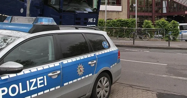 Orta Franconia da bıçaklı saldırı: Adam hareket halindeki bir aracın önüne düştü önemli tanık aranıyor