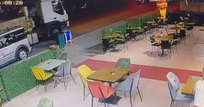 Nevşehir de korku dolu anlar! Freni çekilmeyen araçlara çarptı