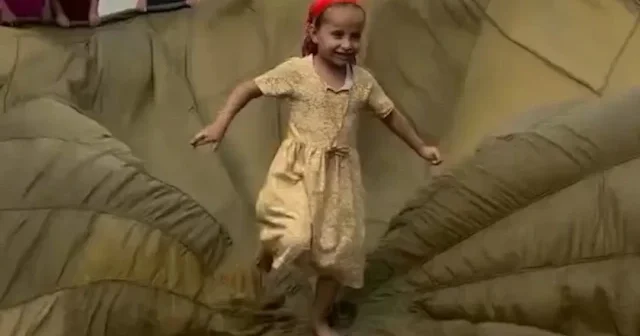 Yardım paraşütleriyle oyun oynuyorlar VİDEO İZLE