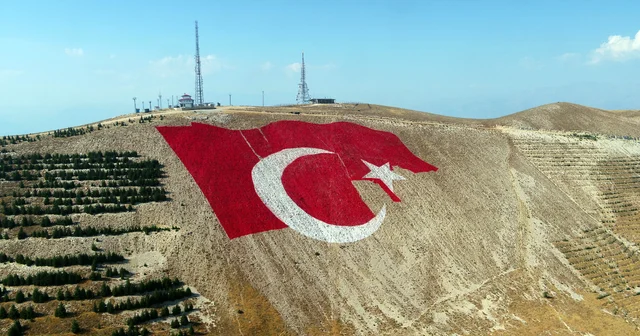 Türkiye nin en büyük bayrağı Kahramanmaraş dağlarına işleniyor Kahramanmaraş Haberleri