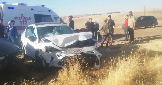 İki otomobilin kafa kafaya çarpıştığı kazada altı yaralı Diyarbakır Haberleri