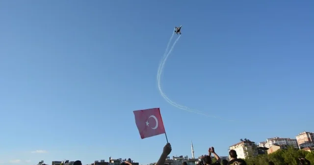 Manisa da vatandaşlar SOLOTÜRK ün performansına hayran kaldı VİDEO İZLE