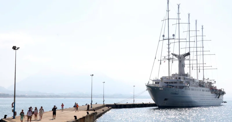 Yelkenli yolcu gemisi Club Med 2, Alanya Limanı na demirledi