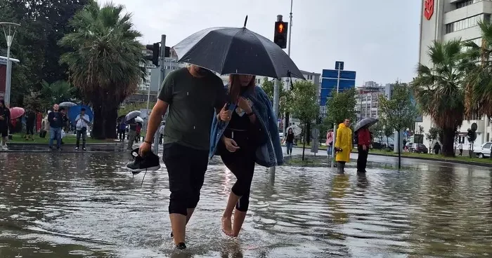Son dakika İstanbul da yağmur sürprizi! Sosyal medyada gündem oldu: Oh be yağmur serinliği