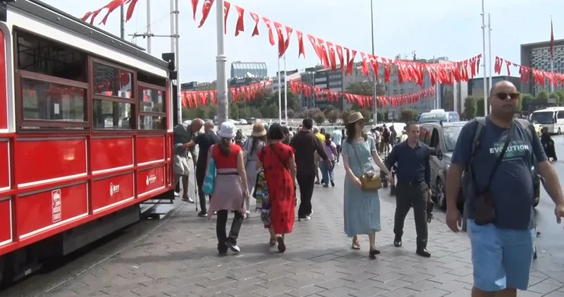 Taksim Meydanı nda dakikalar içinde iki mevsim: Önce sağanak ardından güneş