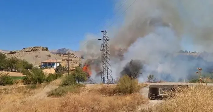 Elektrik direğindeki patlama yangına neden oldu