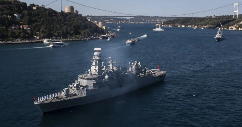 TCG Anadolu öncülüğünde donanma gemileri Boğaz’dan geçti
