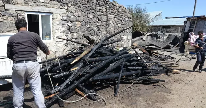 Kars ta yangın! 1 ev, 2 samanlık ve 1 ahır kullanılamaz hale geldi