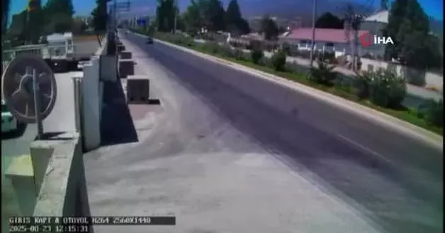 Sürat kazayı getirdi! Çarpışan otomobiller metrelerce böyle sürüklendi