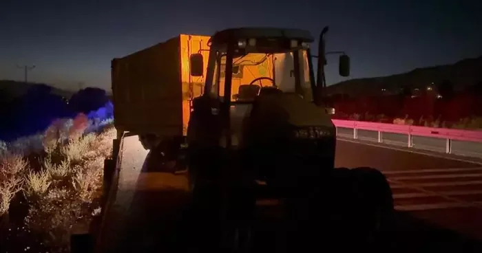 Erzincan’da traktör ile otomobil çarpıştı