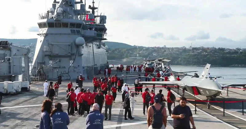 TCG Anadolu, İstanbul Boğaz ındaki geçiş töreni için Sarayburnu ndan demir aldı