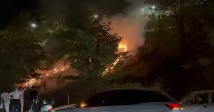 Eğlence için yakılan meşale yangın çıkardı