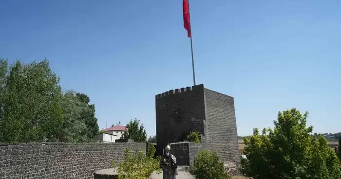 Alparslan kıyafeti ile Malazgirt’i gezen Hasan Keskin: Malazgirtli çocuklar bana Alparslan dede diye sesleniyor
